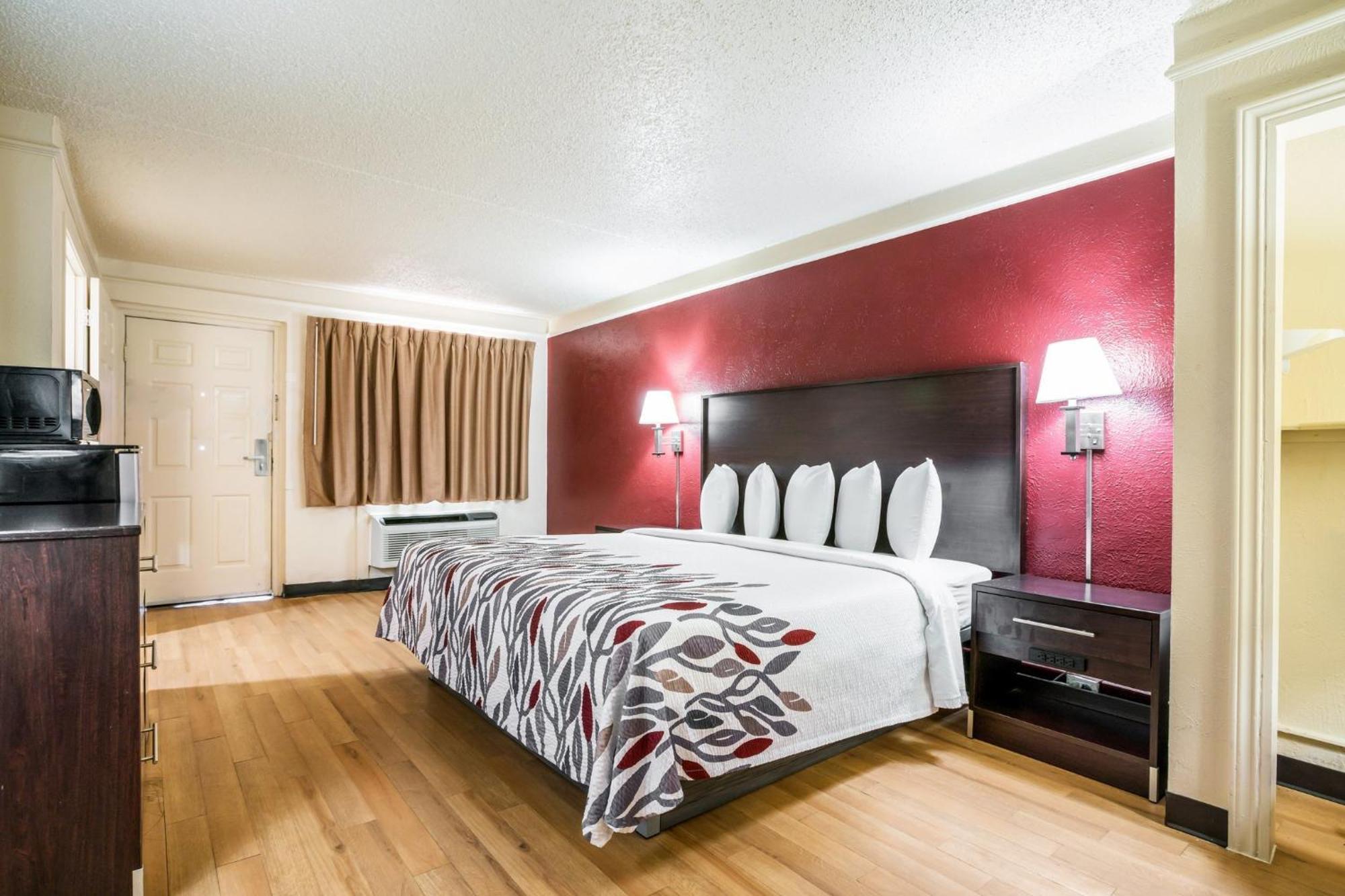 Red Roof North - Park Central Motel 2*